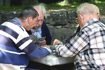 Latvijas iedzīvotāji labāk vecumdienās strādā, nekā šodien krāj pensijai